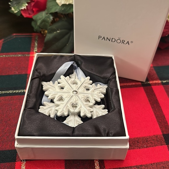 Pandora 2015 Ornament Snowflake Ceramic with Logo Ribbon In Box Limited Edition - Picture 4 of 6